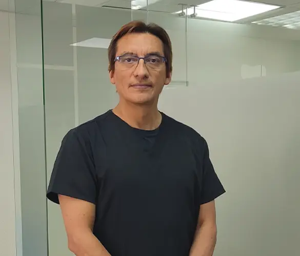 Dr. Igor Barahona en su consultorio