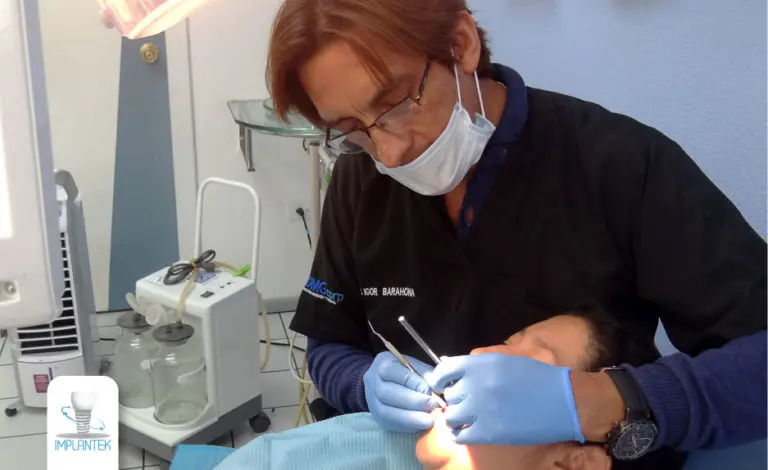 Dr. Igor Barahona realizando procedimiento dental
